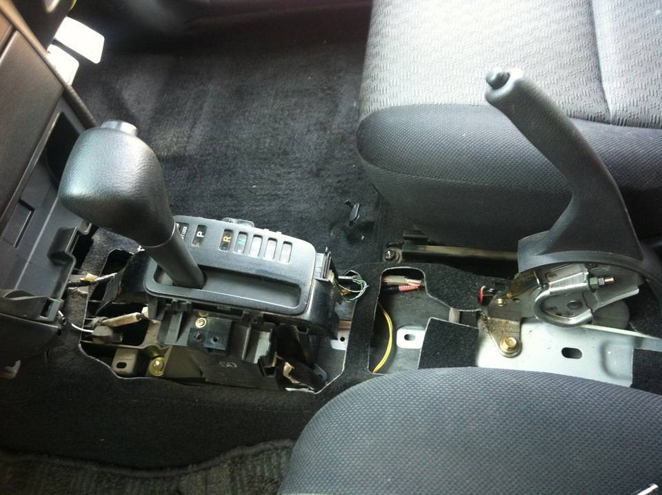 Подтягиваем стояночный тормоз (ручника) на Toyota Corolla 120 кузов