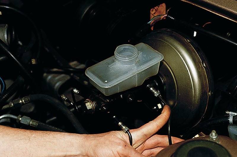 Замена тормозной жидкости ваз 2110: когда и как выполнять - автомобильный мастер