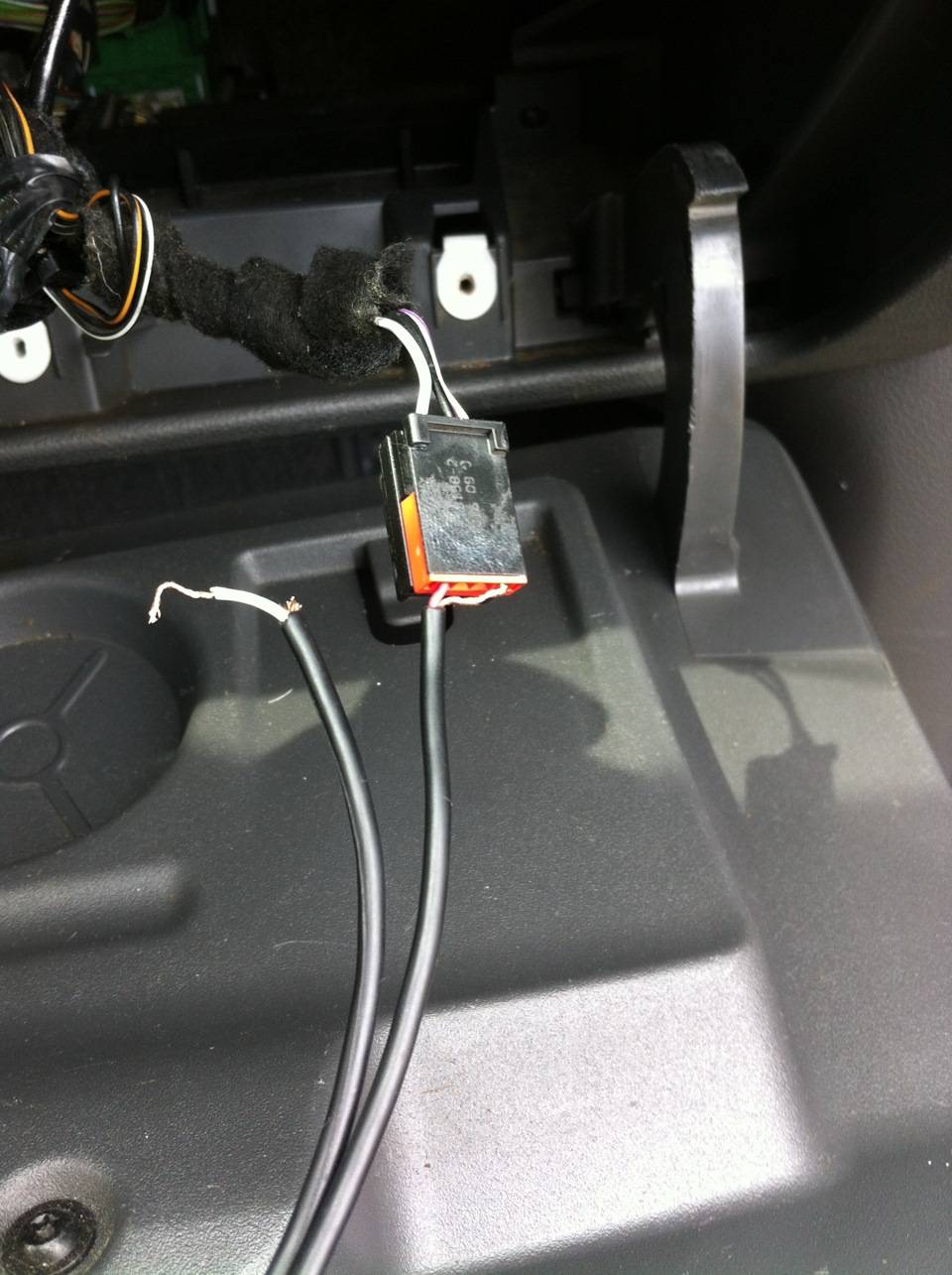 Подключаем AUX к магнитоле на Форд Фокус 2 (где находится разъём)