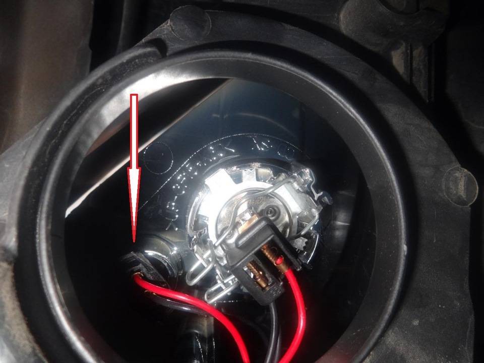 Как заменить лампочку переднего поворотника на пежо 206?