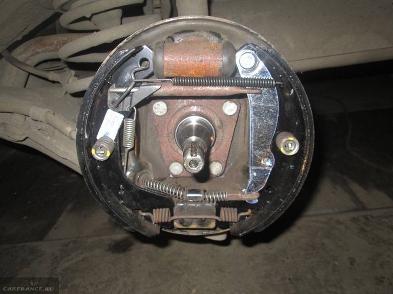 Замена тормозных колодок тормозного механизма переднего колеса део ланос