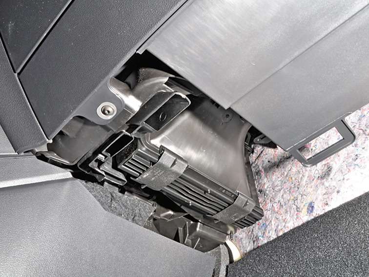 Как заменить салонный фильтр в volkswagen polo sedan: фото и видео - автомастер
