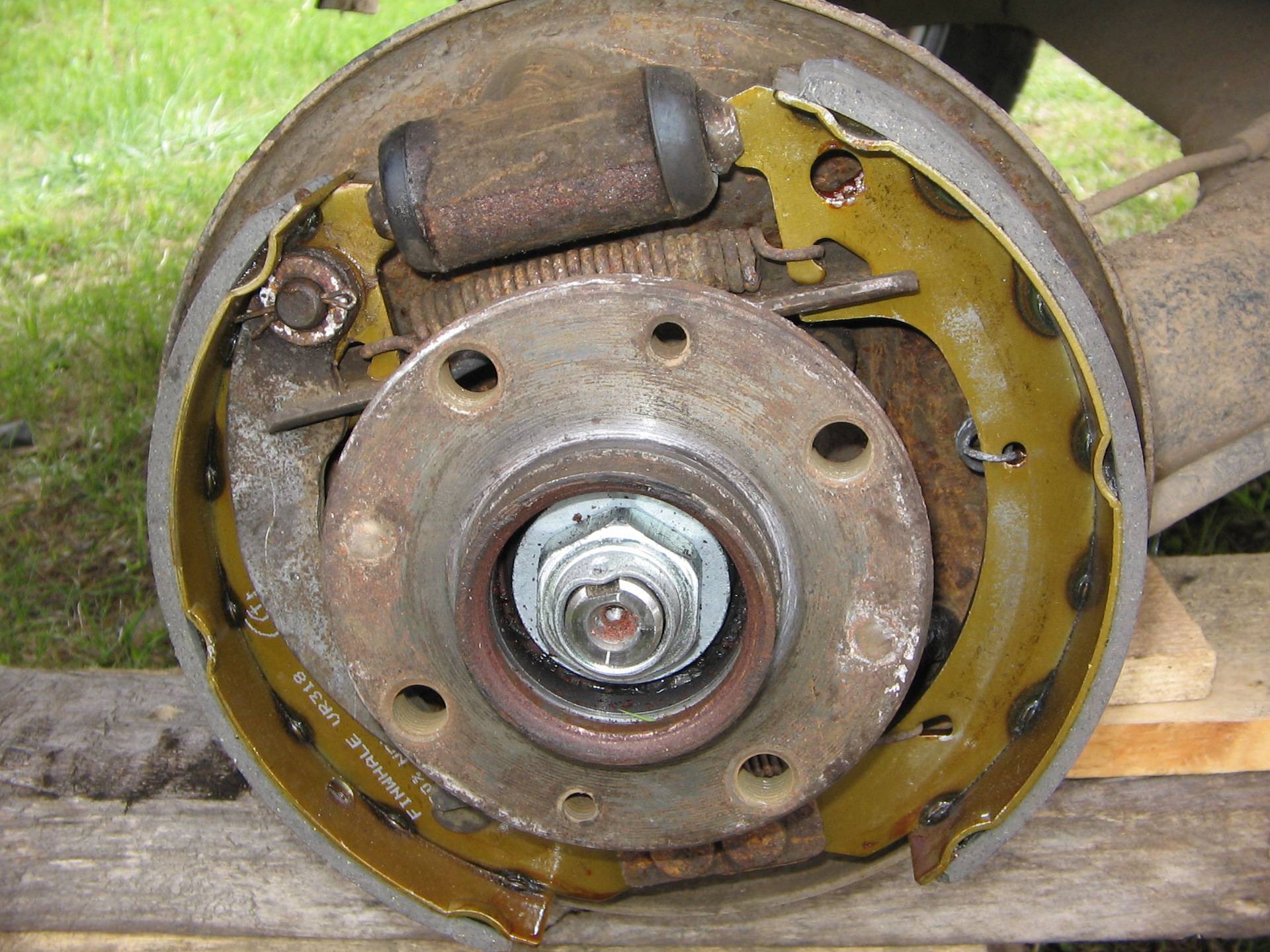 Замена колодок тормозных механизмов задних колес renault logan/sandero
